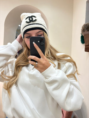 Cappello Chanel in lana bianca con rifiniture nere e oro