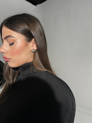 Orecchini con motivo iconico e micro cristalli