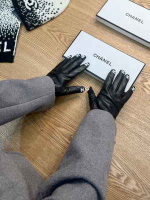 Guanti in pelle chanel con loghi bianchi