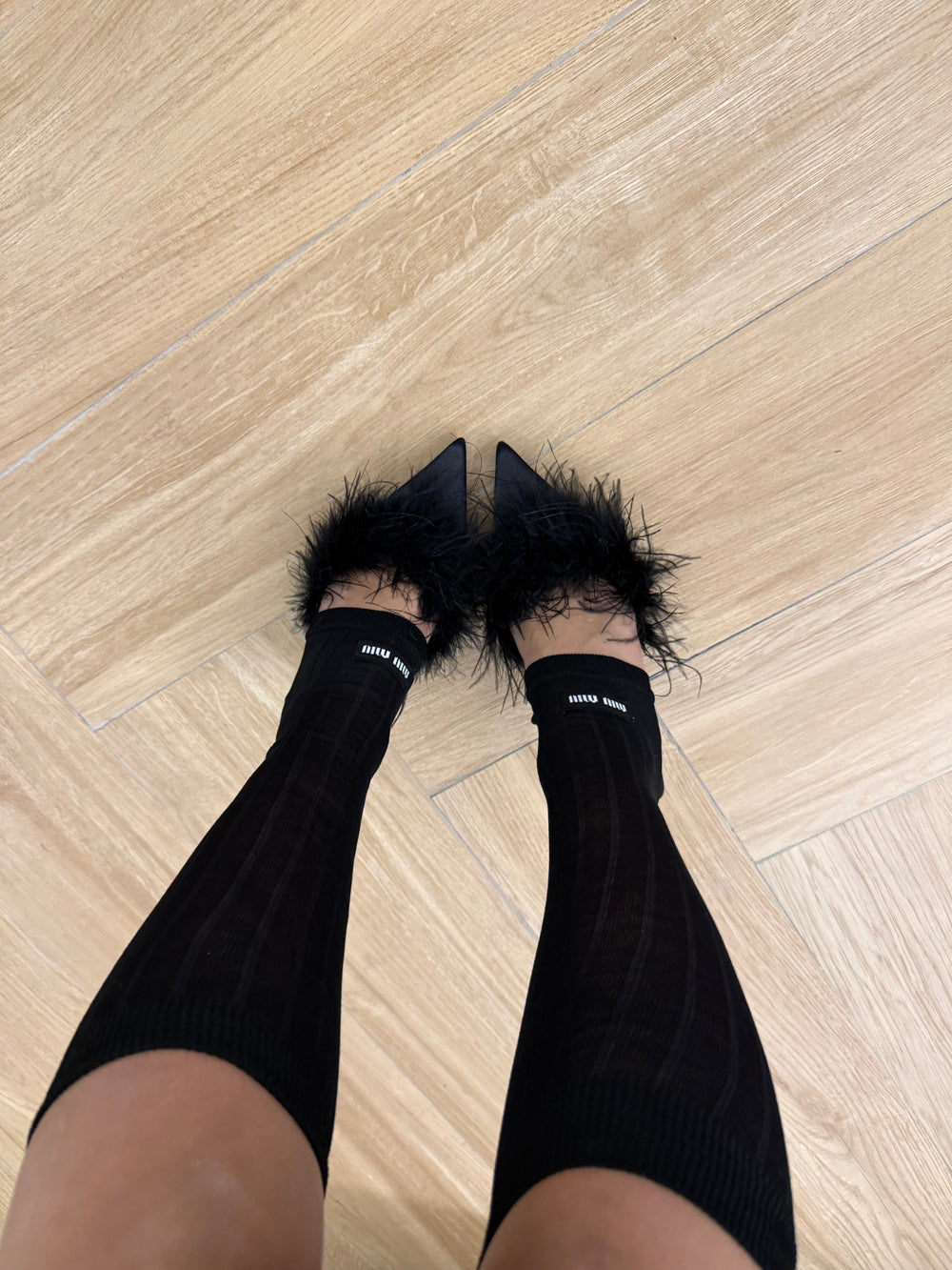 Calzini lunghi Miu Miu neri rigati con logo