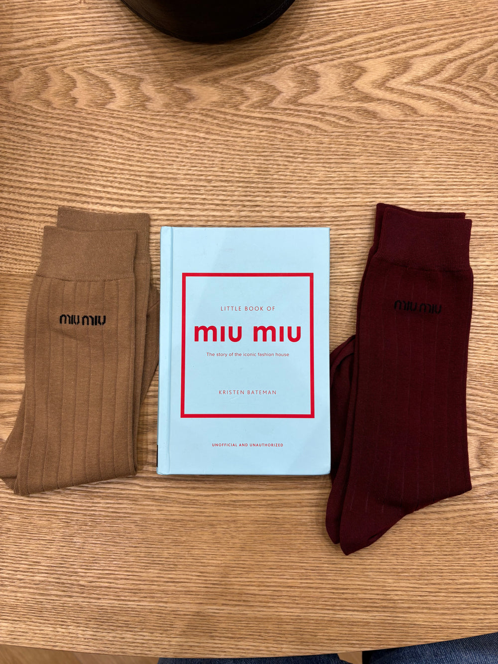 Calzini Miu Miu in cotone beige con logo nero