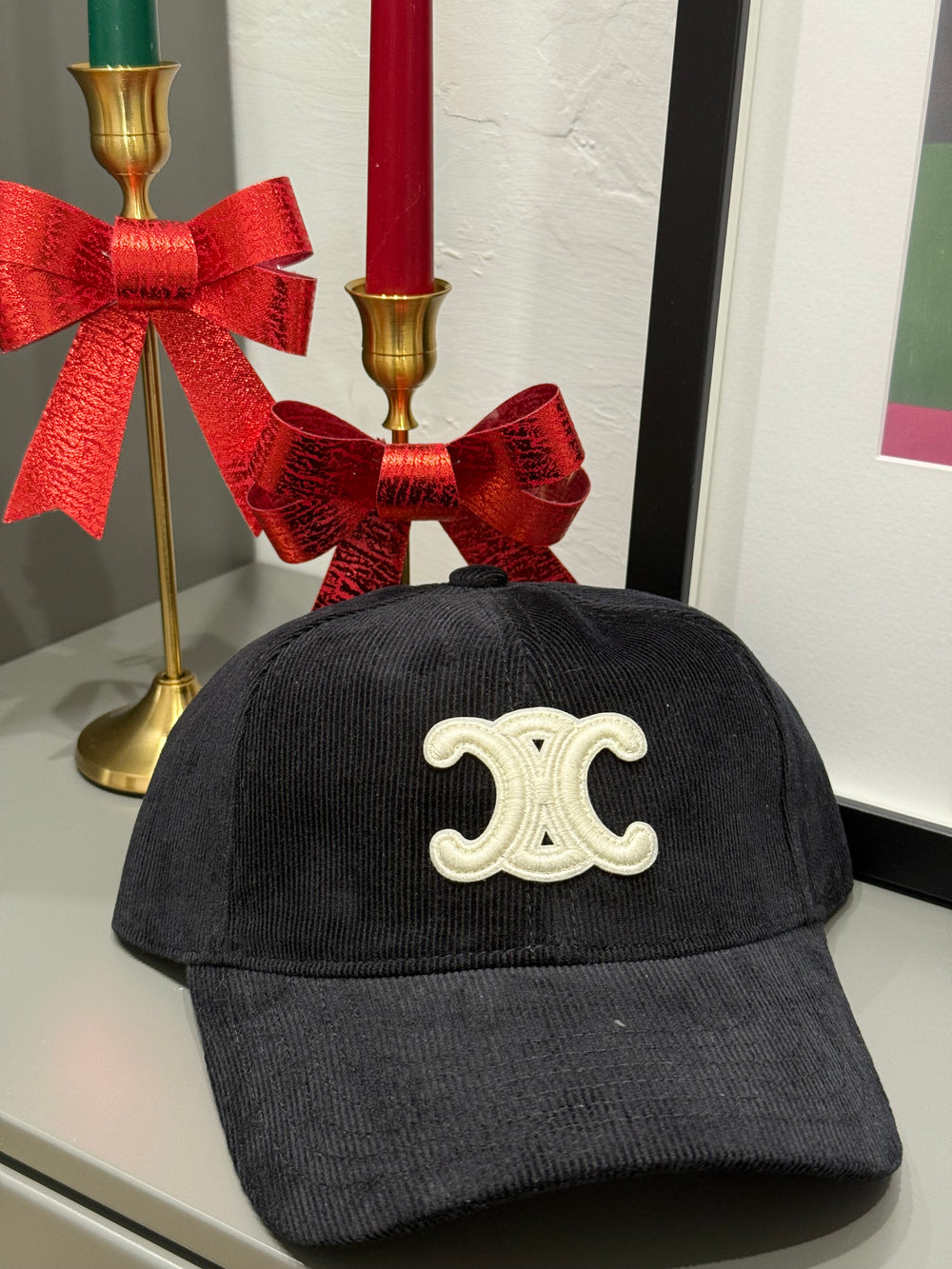 Cappello Celine velluto nero logo bianco