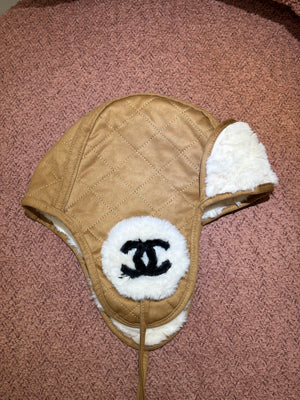 Cappello Chanel beige con paraorecchie e peluche