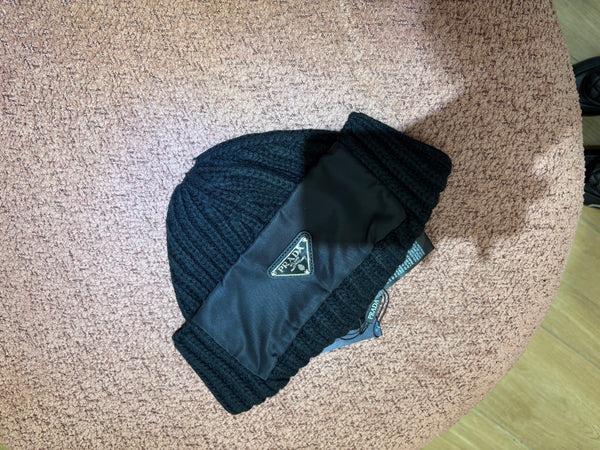 Cappello Prada in lana doppia total black