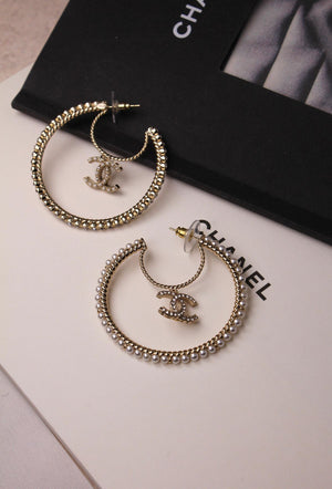 Orecchini mezzaluna logo cc perle e strass