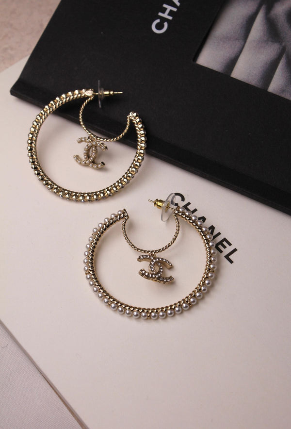 Orecchini mezzaluna logo cc perle e strass