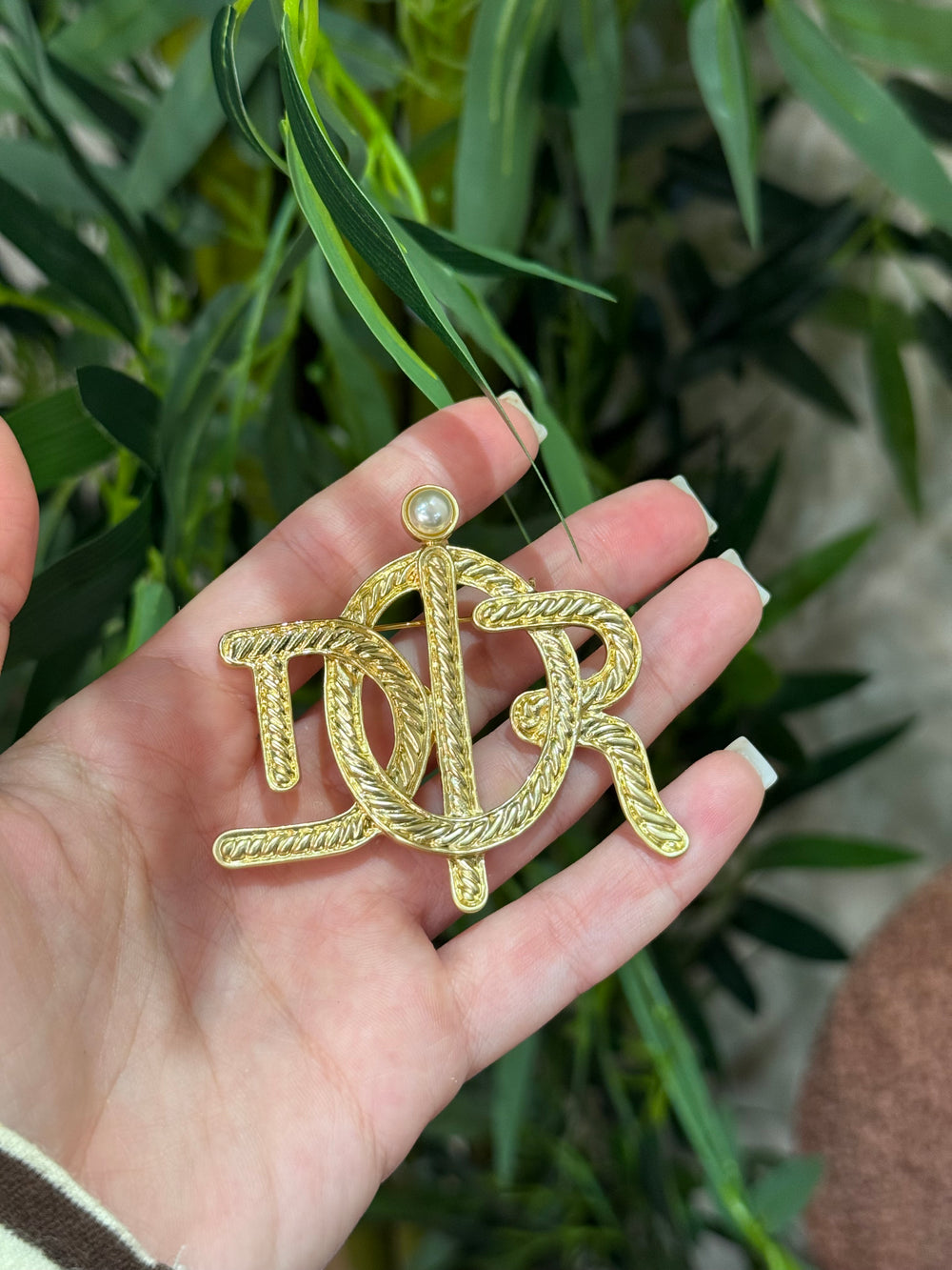 Spilla Dior martellata con perla