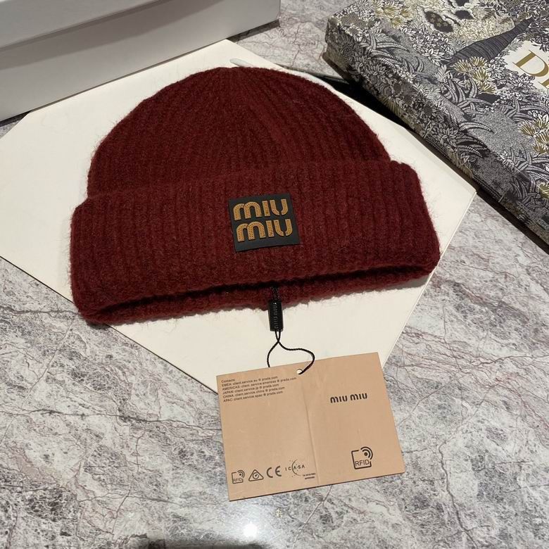 Cappello Miu Miu in lana bordò con logo in pelle