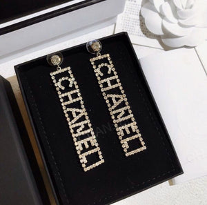 Orecchini pendenti con lettering luminoso CC