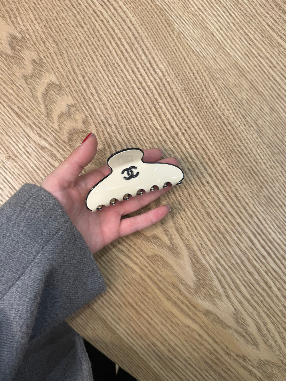 Pinza chanel contrasto panna