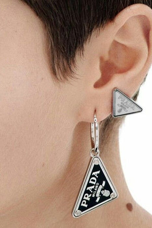 Orecchini a cerchietto con pendente triangolare