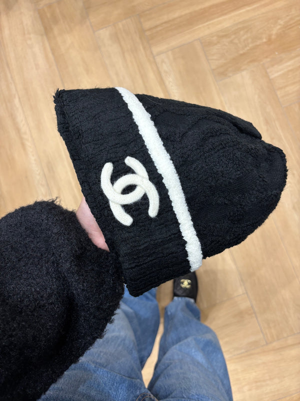 Cappello Chanel nero Teddy con riga bianca