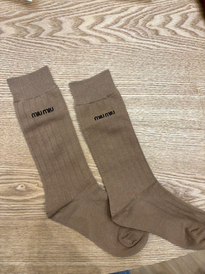 Calzini Miu Miu in cotone beige con logo nero