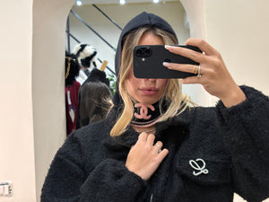 Balaclava Chanel in lana con dettagli rosa