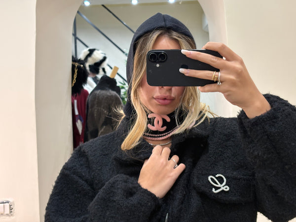 Balaclava Chanel in lana con dettagli rosa