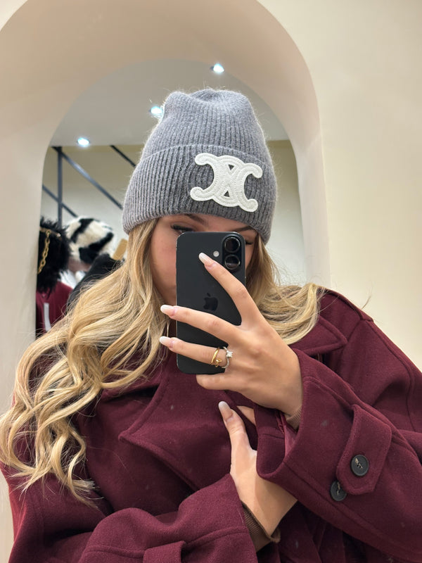 Cappello Celine in lana grigia rigata con logo bianco