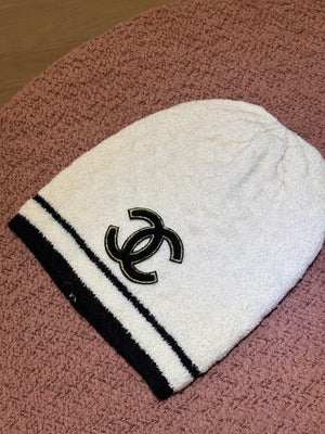 Cappello Chanel in lana bianca con rifiniture nere e oro