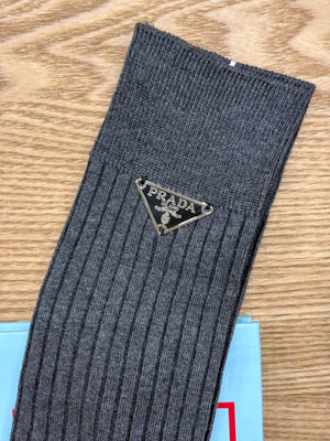 Calzini Prada in lana grigia con logo metallico
