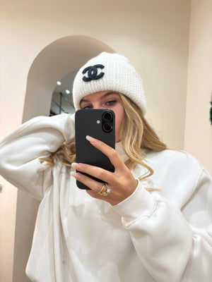 Cappello Chanel con logo intrecciato nero