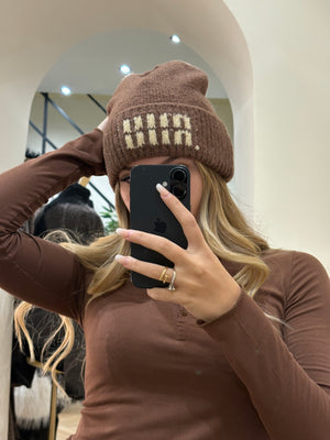 Cappello Miu Miu in lana marrone con logo beige