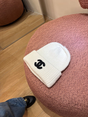 Cappello Chanel con logo intrecciato nero