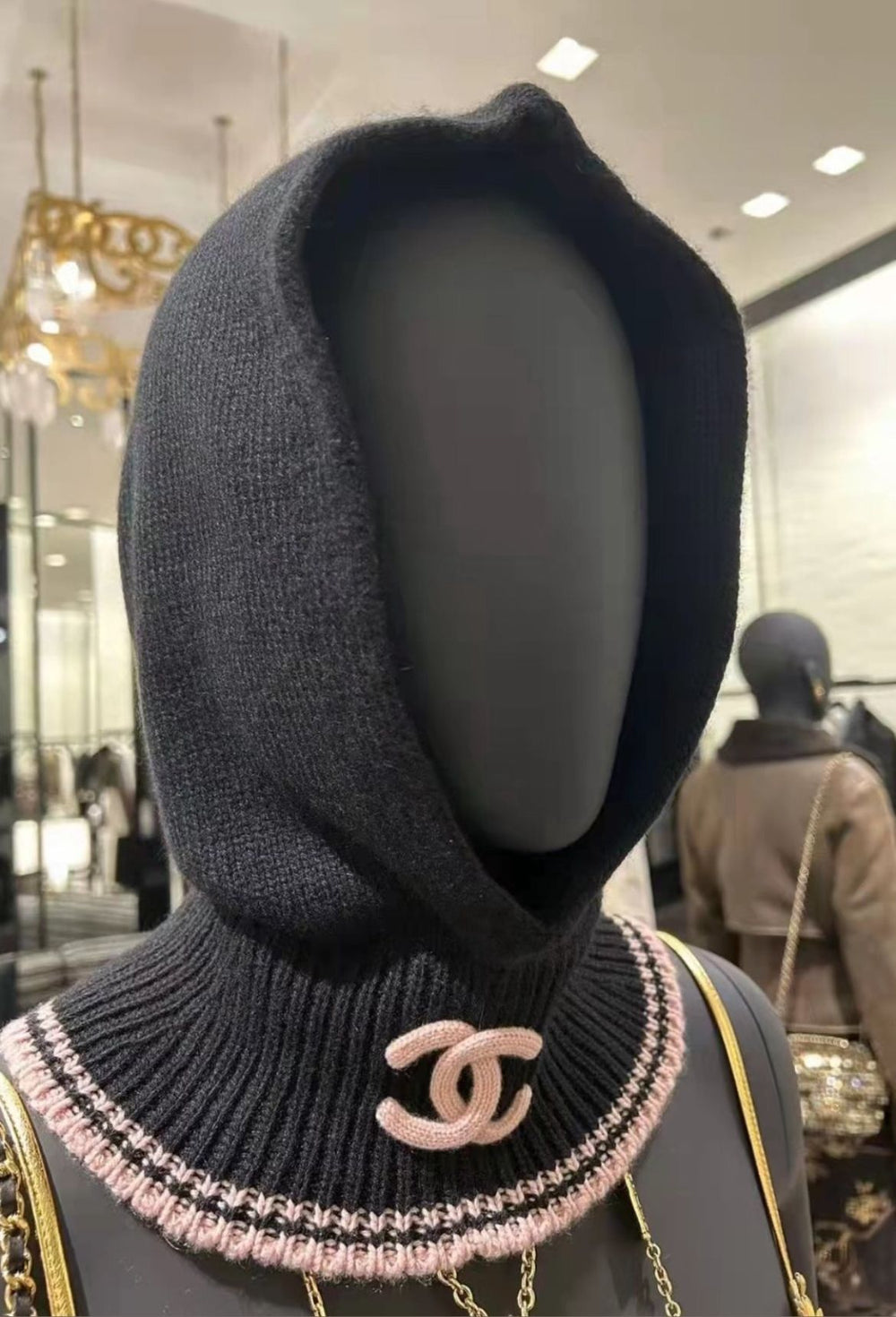 Balaclava Chanel in lana con dettagli rosa