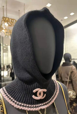 Balaclava Chanel in lana con dettagli rosa