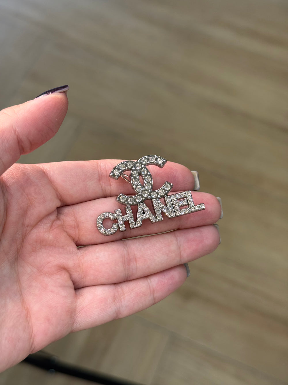 Spilla chanel strass logo+scritta silver