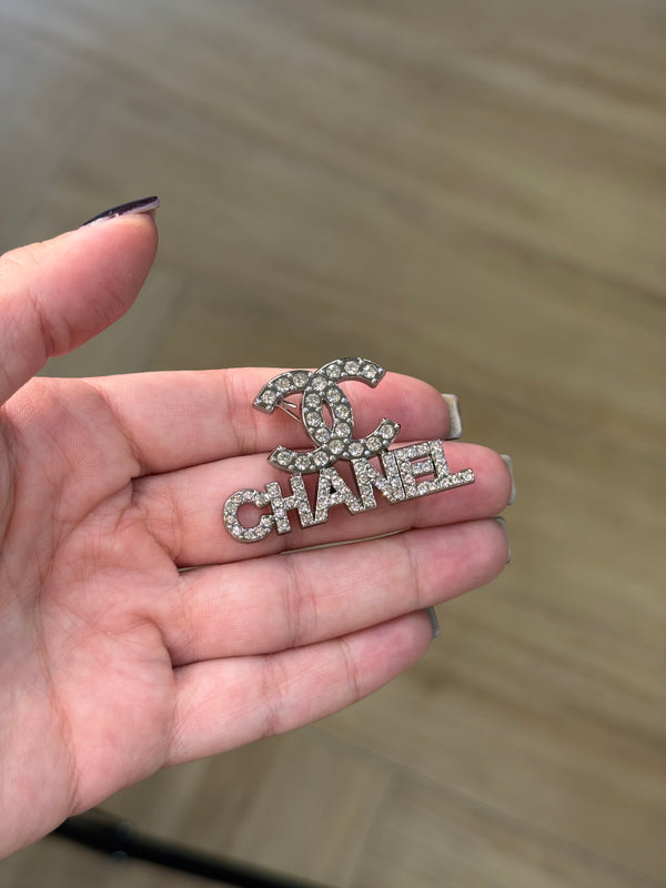 Spilla chanel strass logo+scritta silver