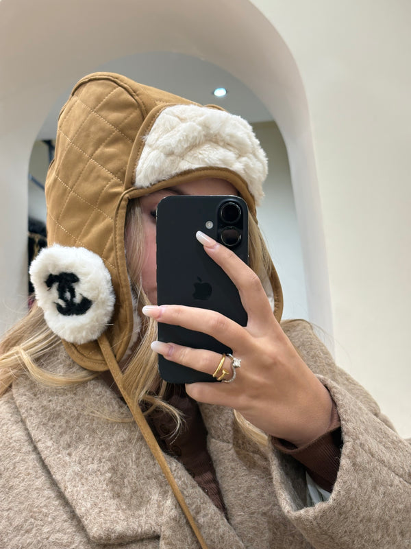 Cappello Chanel beige con paraorecchie e peluche