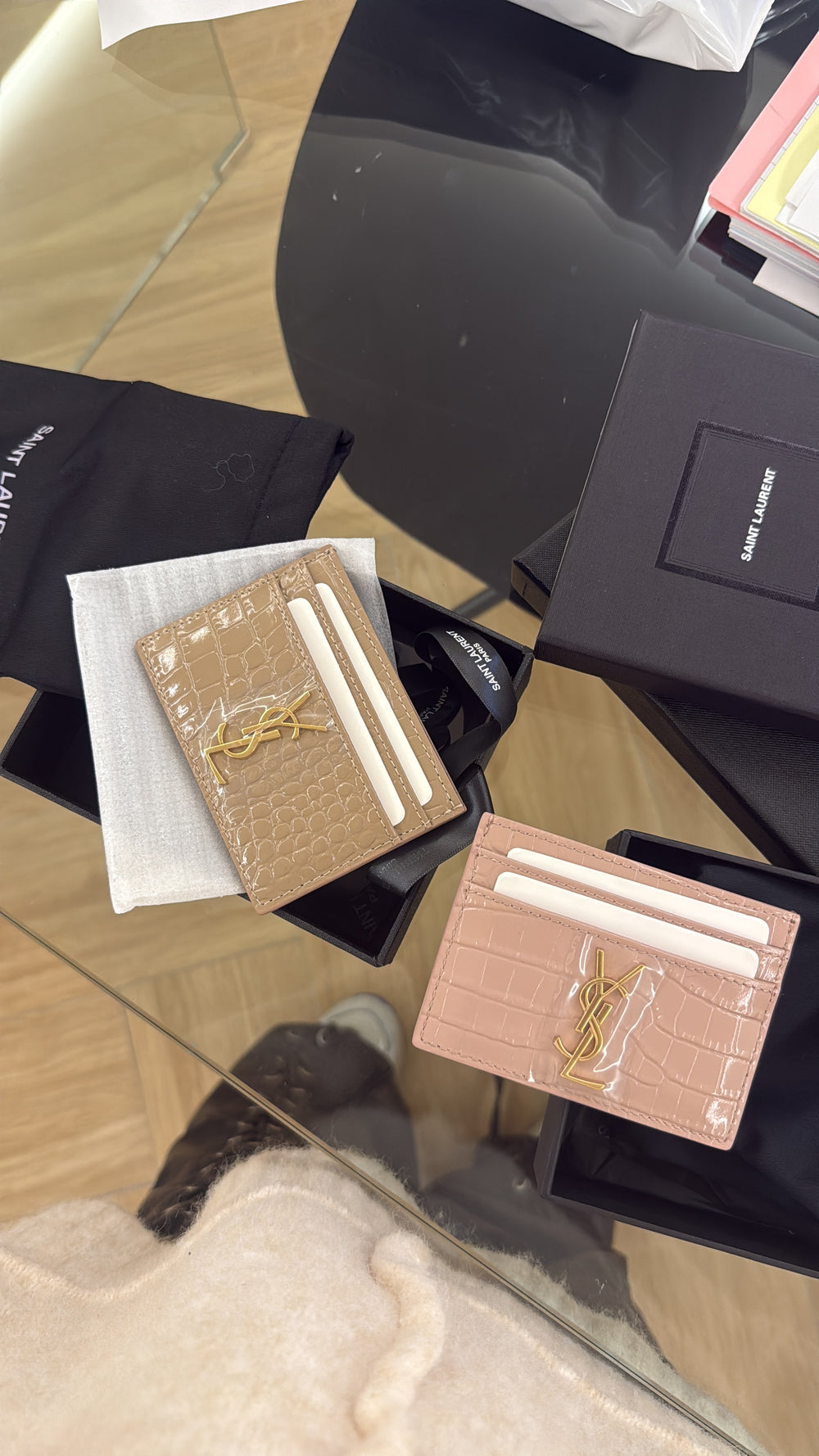 Portacarte logo martellato beige