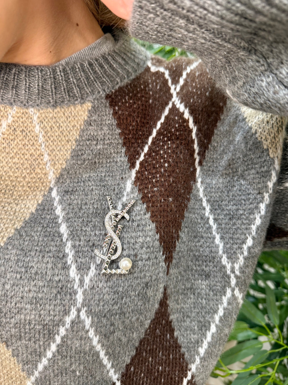 Spilla Ysl martellata con perla