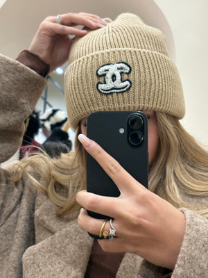 Cappello Chanel beige con logo nero e ricami bianchi