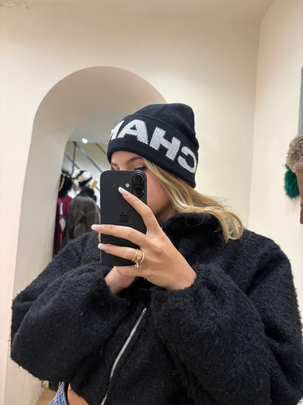 Cappello Chanel in lana rigata con scritta