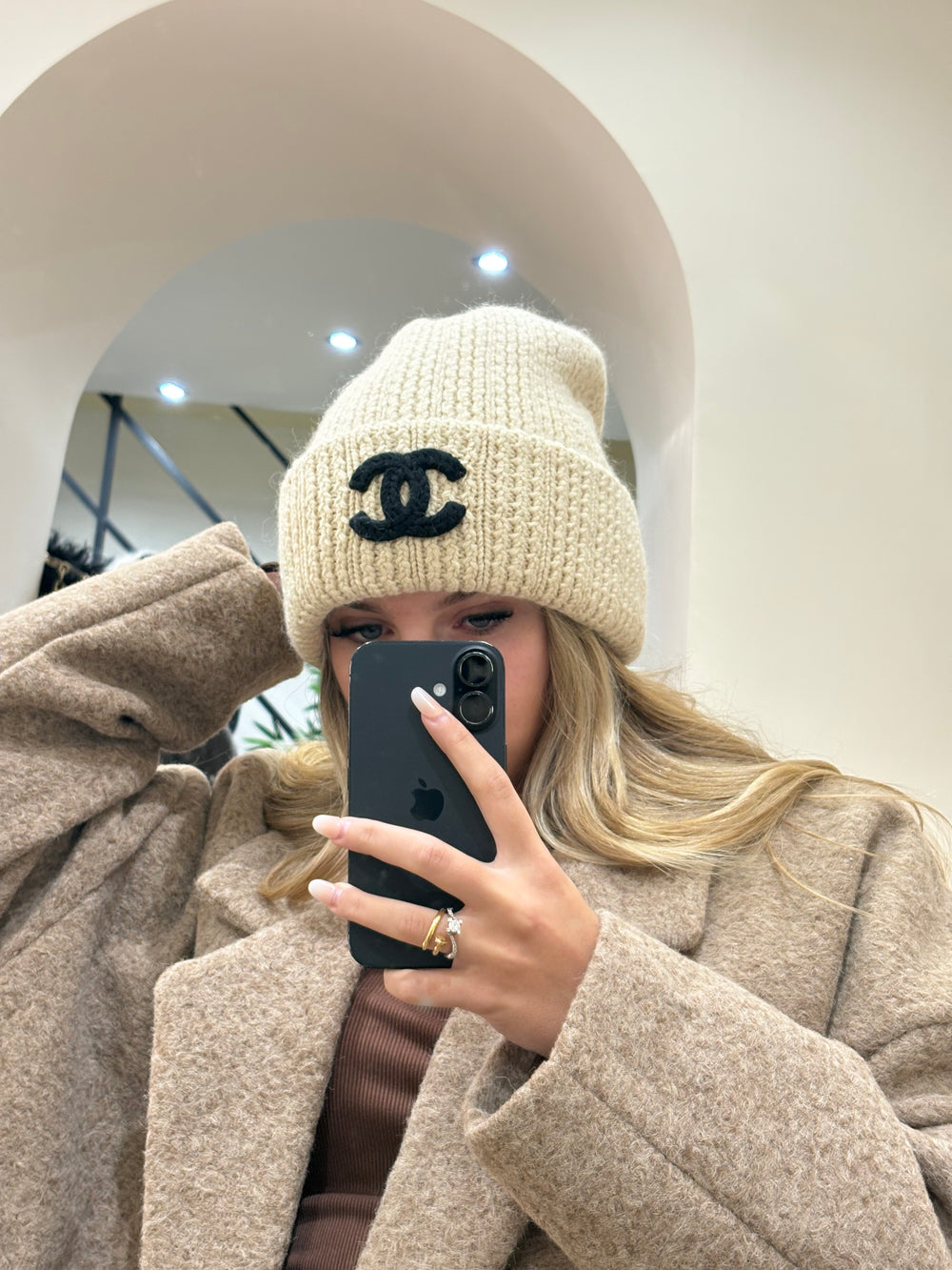 Cappello Chanel intrecciato in lana beige