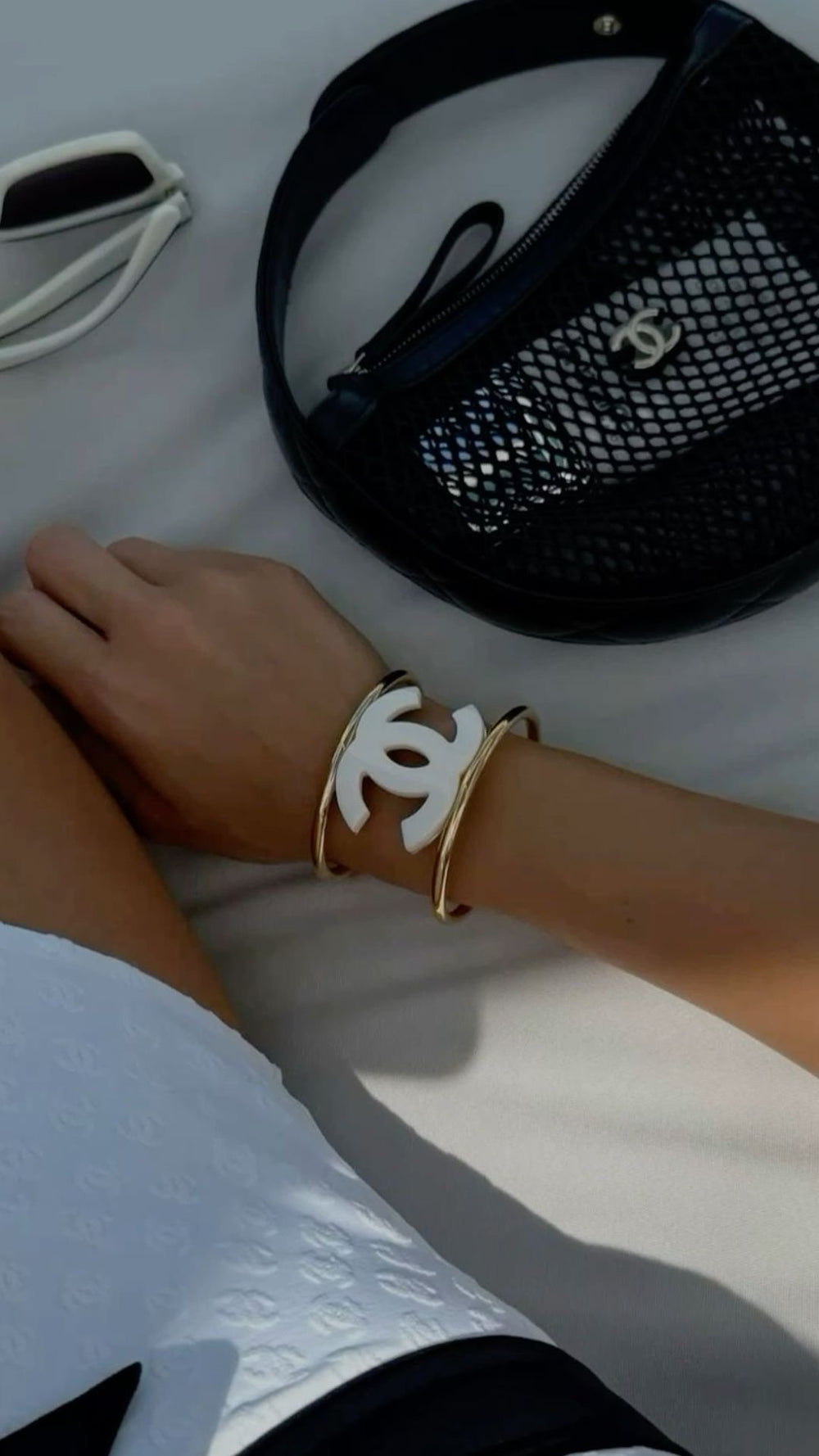 Bracciale smaltato con logo bianco