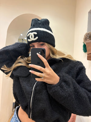 Cappello Chanel nero Teddy con riga bianca