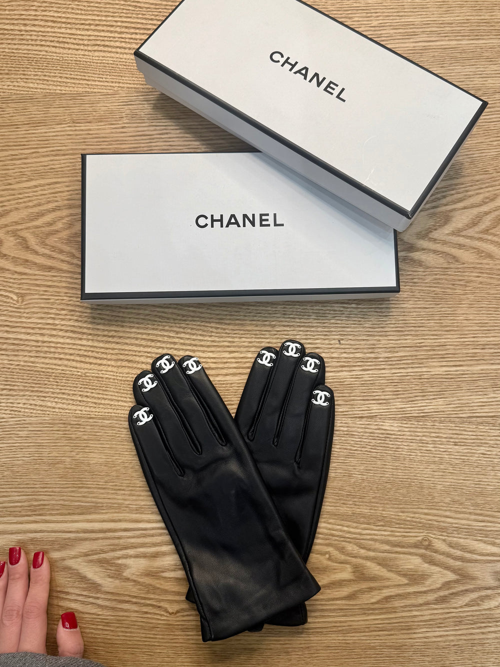 Guanti in pelle chanel con loghi bianchi