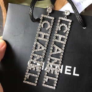 Orecchini pendenti con lettering luminoso CC