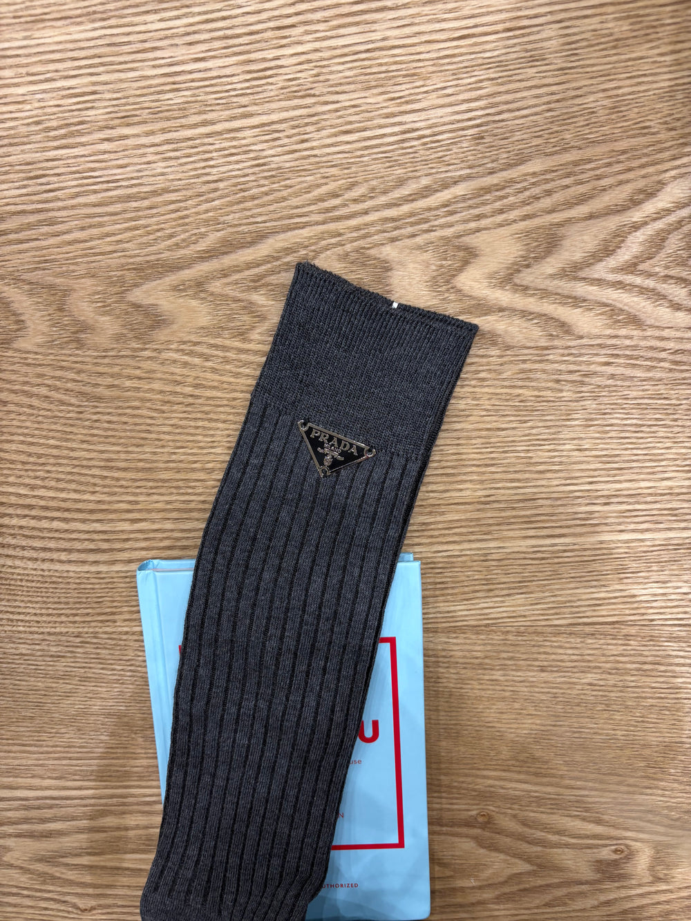 Calzini Prada in lana grigia con logo metallico