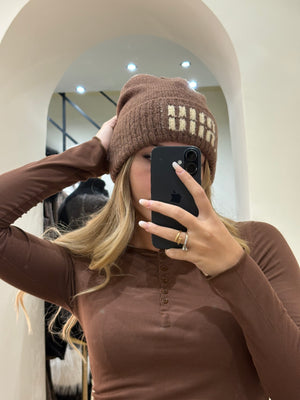 Cappello Miu Miu in lana marrone con logo beige