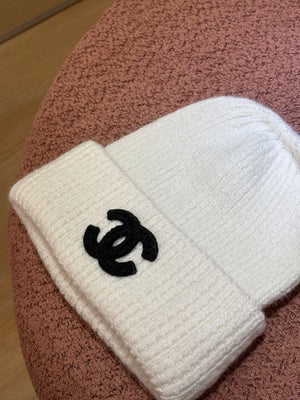 Cappello Chanel con logo intrecciato nero