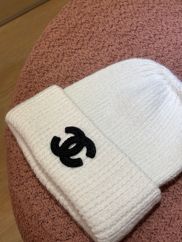 Cappello Chanel con logo intrecciato nero