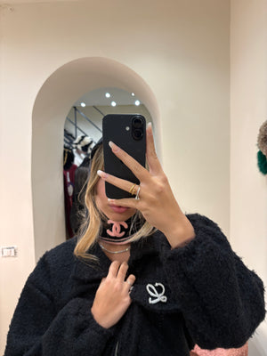 Balaclava Chanel in lana con dettagli rosa