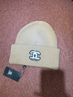 Cappello Chanel beige con logo nero e ricami bianchi