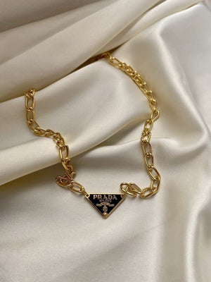 Collana a catena con pendente triangolare iconico nero