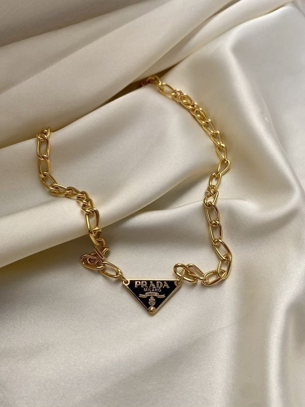 Collana a catena con pendente triangolare iconico nero