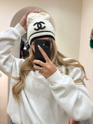 Cappello Chanel in lana bianca con rifiniture nere e oro