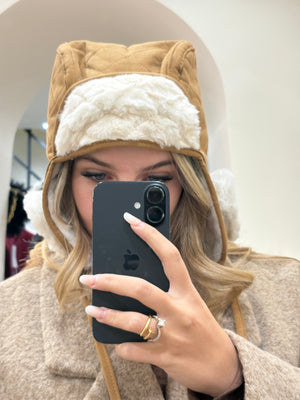 Cappello Chanel beige con paraorecchie e peluche