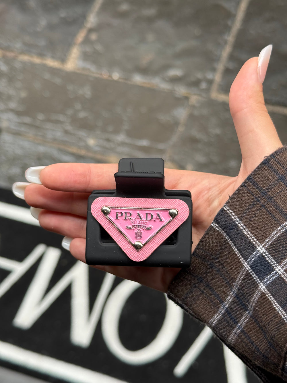 Pinza Prada Nera (logo rosa)